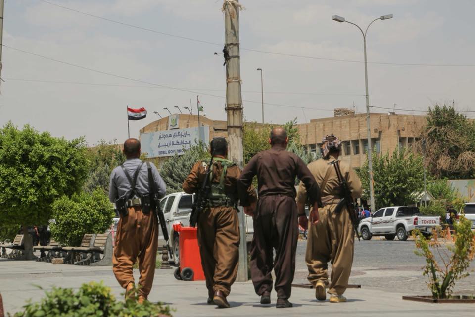 به‌ وێنه‌.. په‌لاماردانى باڵه‌خانه‌ى پارێزگاى هه‌ولێر 